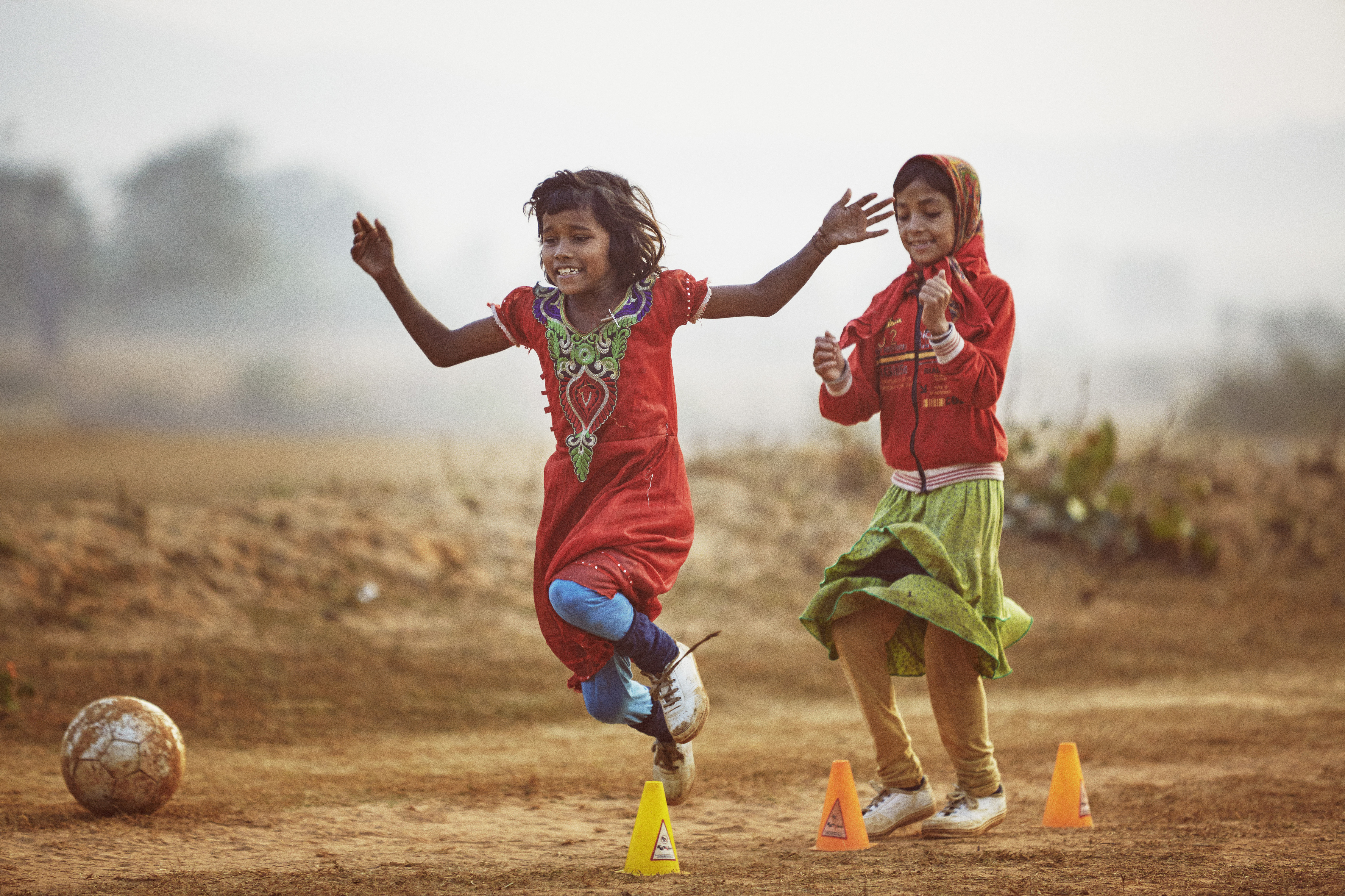 Does she not play football. Детский спорт в Индии. Indian дети. Kids playing indian. Children of the Days.